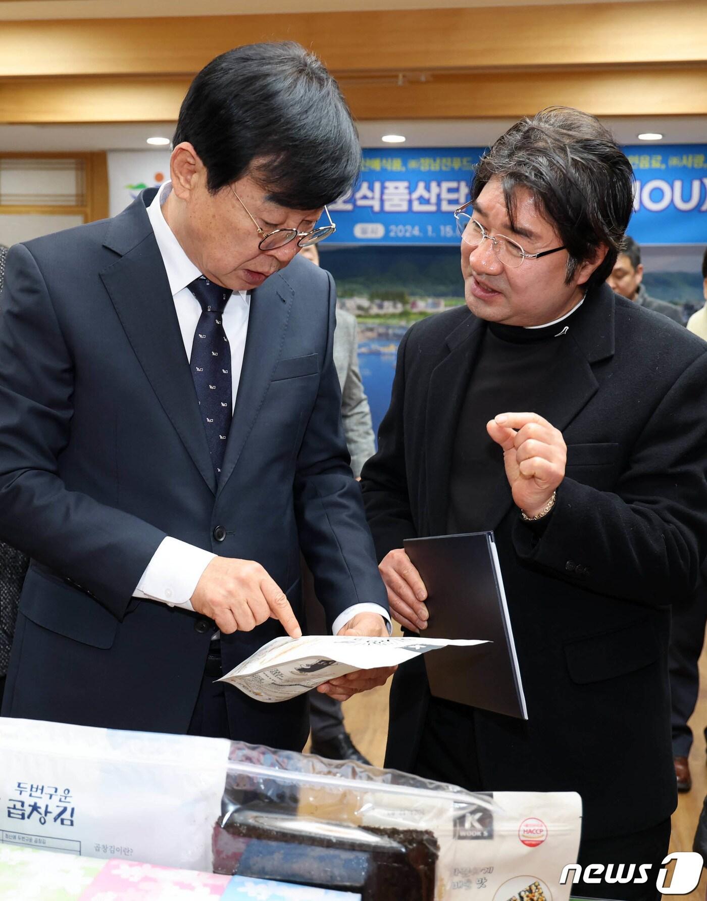 김성 장흥군수&#40;왼쪽&#41;가 장흥바이오식품산단에 들어서는 한 업체의 생산제품을 살펴보고 있다. ⓒ News1