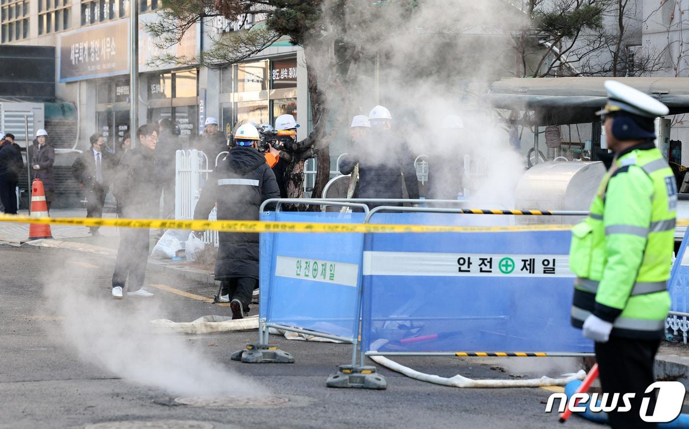 서울 양천·구로구 일대 온수와 난방 중단이 이어진 18일 오전 서울 양천구 신정가압장에서 서울에너지공사 관계자들이 배관 복구 작업을 하고 있다. 서울에너지공사에 따르면 전날 오후 3시 55분께 신정가압장에 설치된 펌프 가압장치 밸브에서 문제가 발생해 일대 3만8000여 세대의 온수 공급과 난방이 끊겼다. 2024.1.18/뉴스1 ⓒ News1 장수영 기자