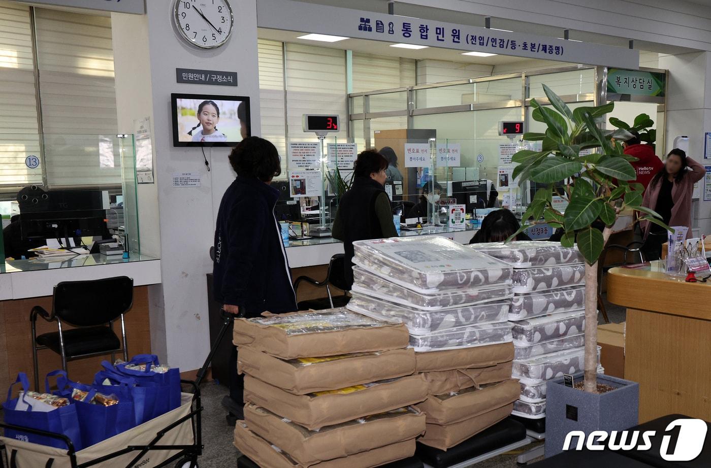 서울 양천·구로구 일대 온수와 난방 중단이 이어진 18일 오전 서울 양천구 신정3동 주민센터에서 직원들이 전기요, 담요 등 주민들에게 빌려줄 물품을 정리하고 있다. 서울에너지공사에 따르면 전날 오후 3시 55분께 신정가압장에 설치된 펌프 가압장치 밸브에서 문제가 발생해 일대 3만8000여 세대의 온수 공급과 난방이 끊겼다. 2024.1.18/뉴스1 ⓒ News1 장수영 기자