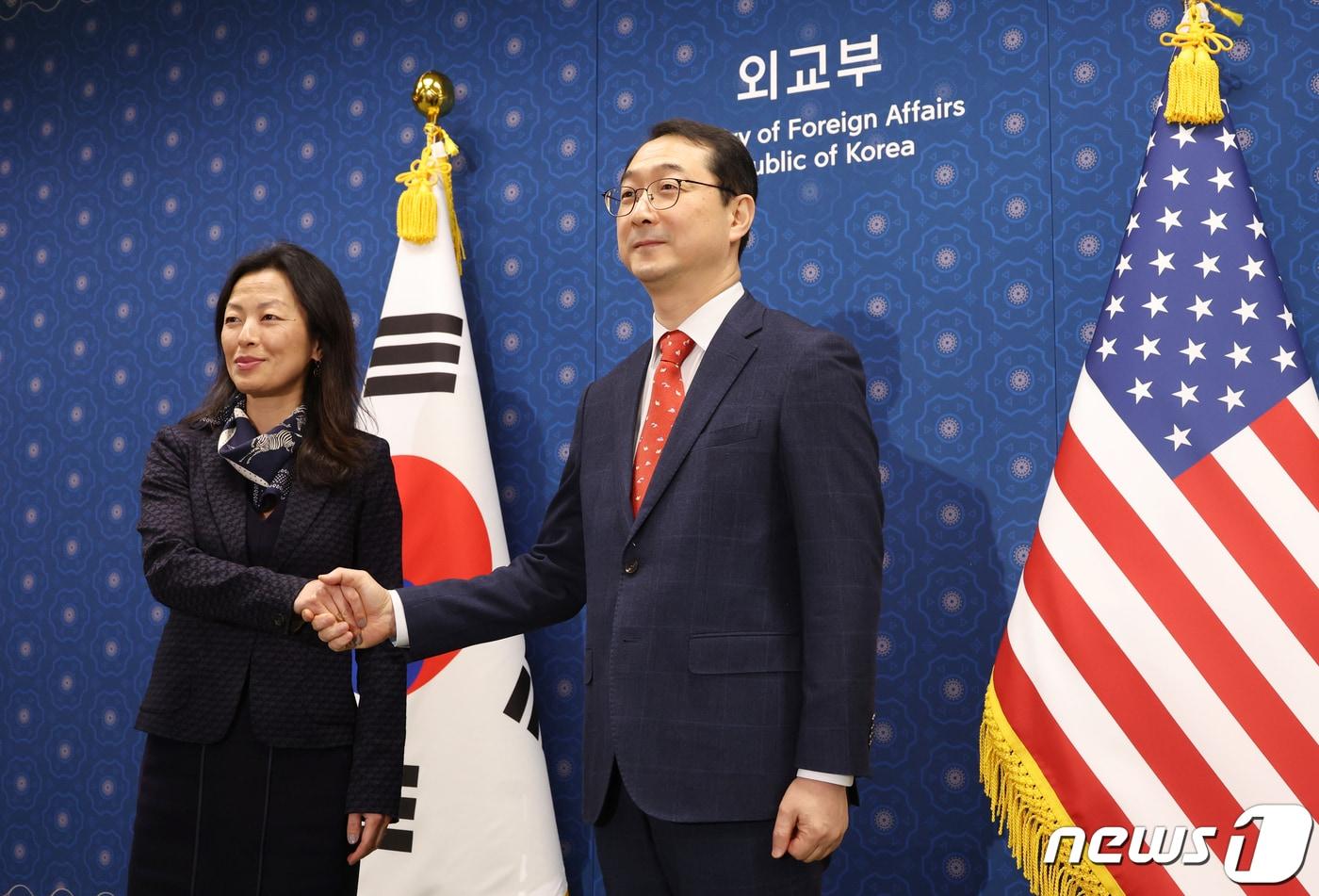 김건 외교부 한반도평화교섭본부장과 정 박 미국 국무부 대북특별부대표가 18일 서울 종로구 외교부 청사에서 열린 한미 북핵수석대표협의에서 악수하고 있다. &#40;공동취재&#41; 2024.1.18/뉴스1 ⓒ News1 허경 기자