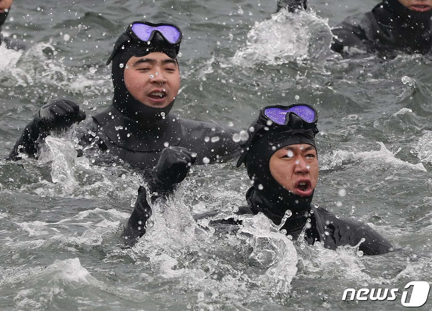 &#39;큰 추위&#39;라는 뜻의 절기 대한을 이틀 앞둔 18일 경남 창원시 진해 군항에서 해군 심해잠수사&#40;SSU&#41;들이 차가운 겨울 바다로 뛰어들며 혹한기 훈련을 하고 있다. 2024.1.18/뉴스1 ⓒ News1 윤일지 기자