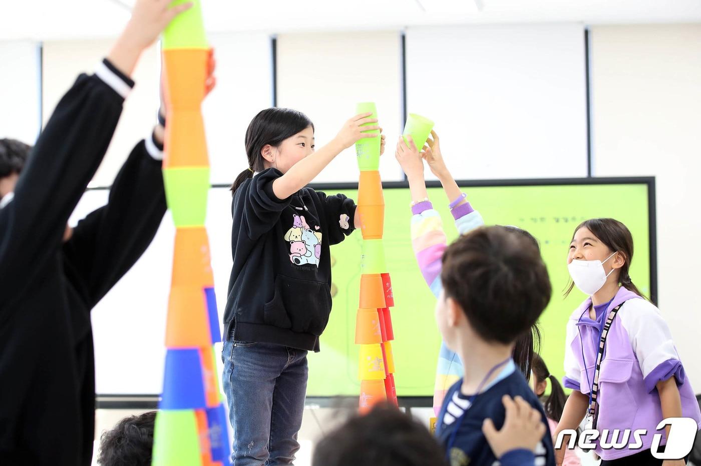 18일 광주 북구 양산도서관 겨울독서교실에서 아이들이 컵쌓기 협동놀이를 진행하고 있다. &#40;광주 북구 제공&#41; 2024.1.18/뉴스1