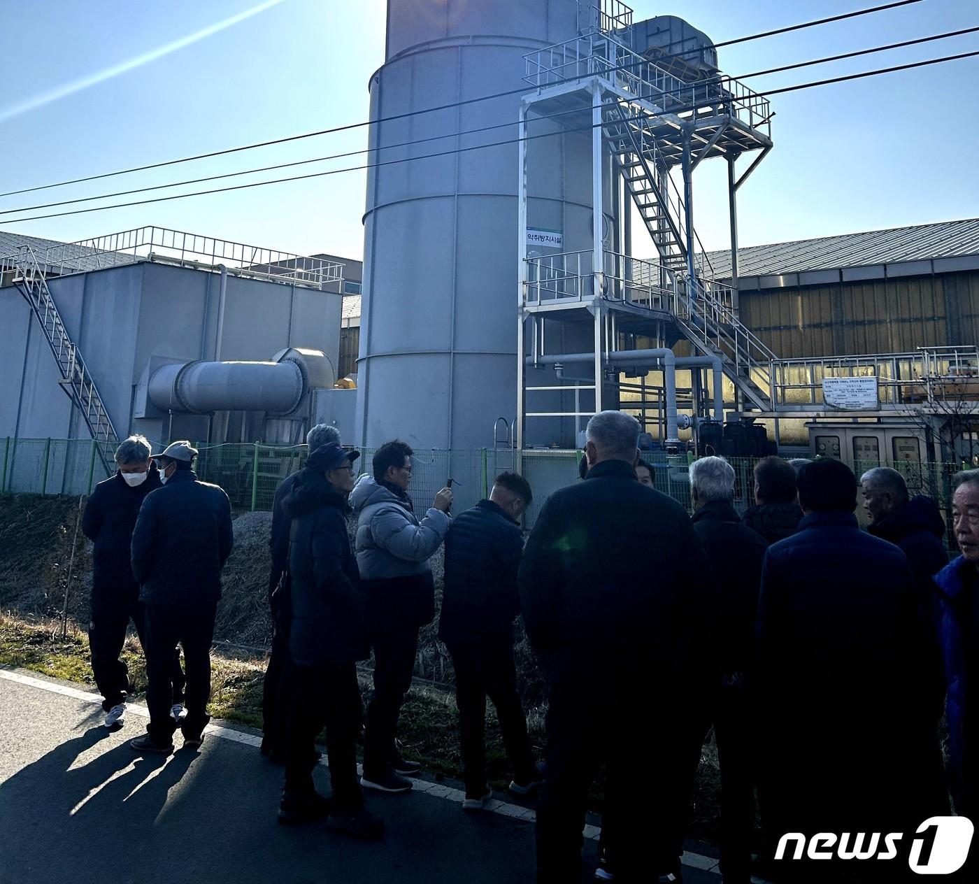 보은군 장안면 주민들이 논산계룡축협 자원순환농업센터를 견학하고 있다. &#40;보은군 제공&#41; /뉴스1