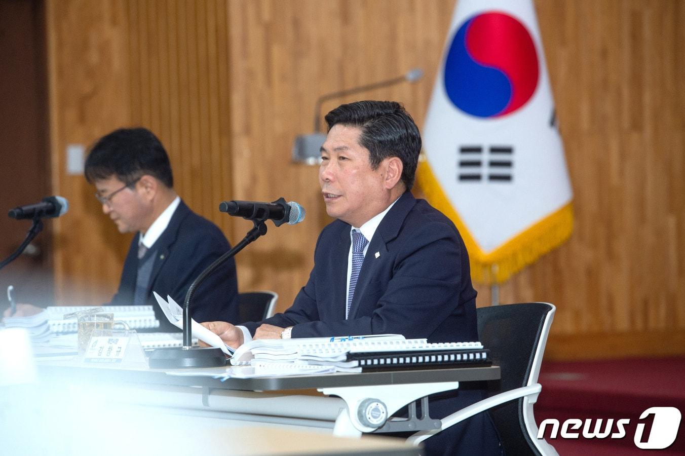 김창규 제천시장이 2024년 주요업무계획보고회 자리에서 공무원들에게 역점 사업에 매진해 줄 것을 당부하고 있다.&#40;제천시 제공&#41;2024.1.18/뉴스1