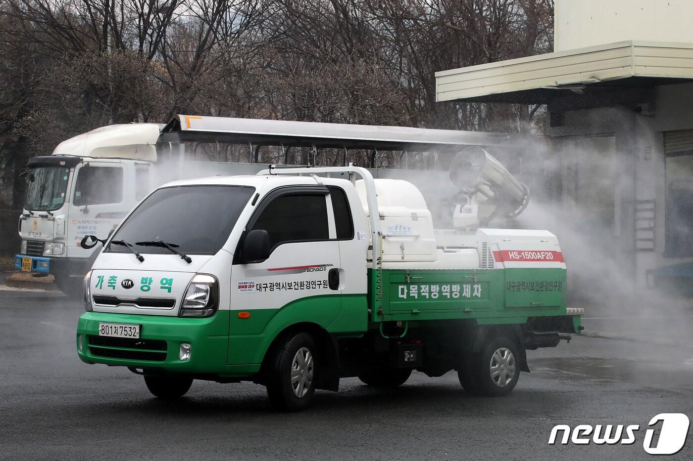 대구 북구 검단동 축산물도매시장에서 대구보건환경연구원 방역차량이 ASF 유입 방지를 위해 도축장 주변 소독을 강화하고 있다. 2024.1.18/뉴스1 ⓒ News1 공정식 기자