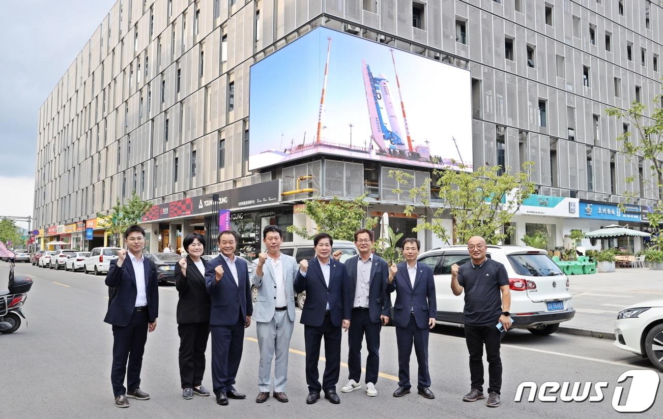  공영민 군수&#40;오른쪽 네번째&#41;가 농수산물의 다양한 판로개척을 위해 중국 윈저우시에서 &#39;고흥의 날&#39; 행사를 열고 기념촬영을 하고 있다&#40;고흥군 제공&#41;2024.1.18/