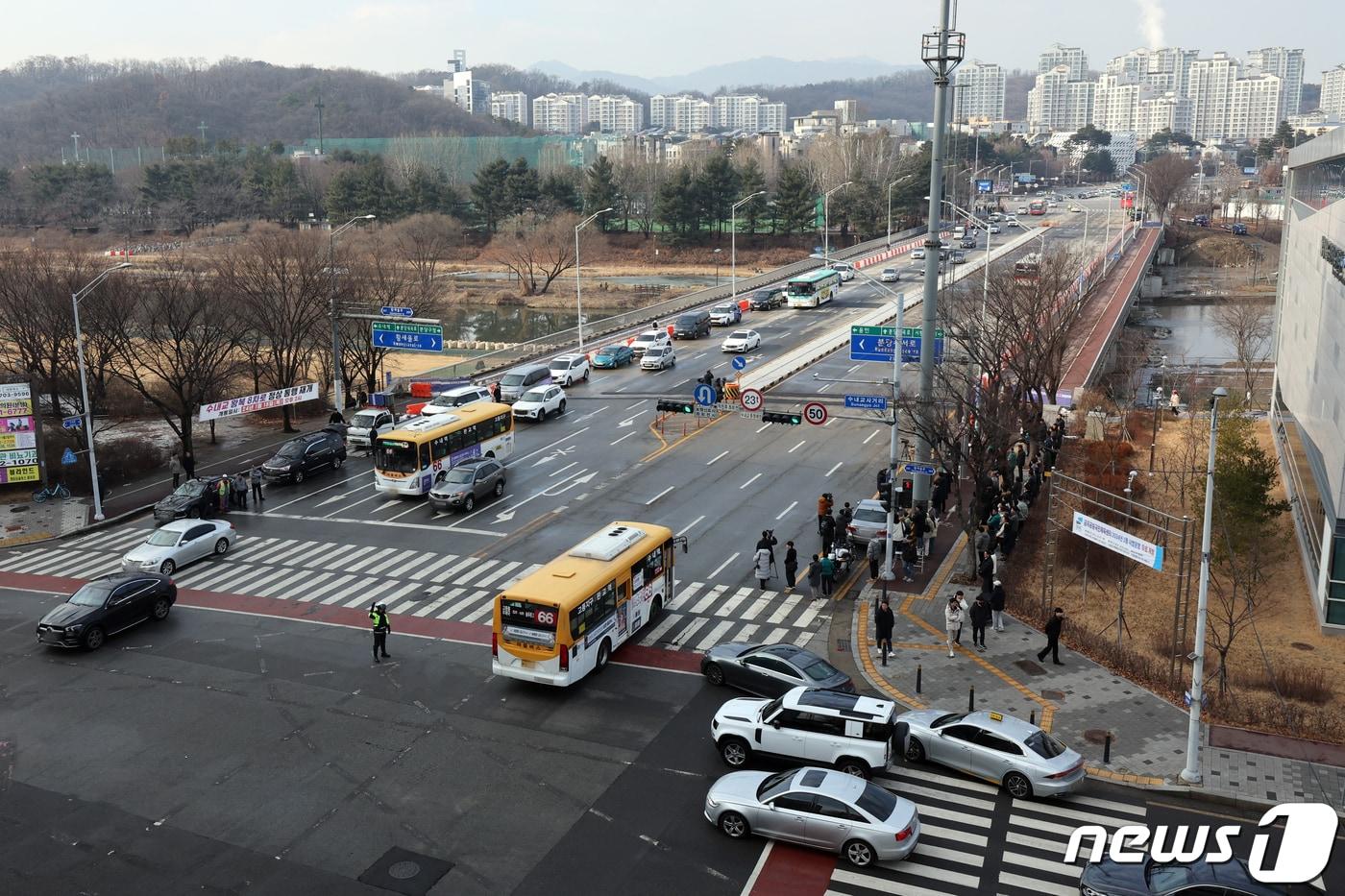 경기 성남시가 정자교 붕괴사고 이후 정밀안전진단을 받은 탄천 교량 18개소에 대한 정비를 내년 6월에 모두 완료할 예정이다. 사진은 지난해 8월 구조상 결함이 확인돼 차량통행이 금지됐다가 올 1월18일 차량통행이 임시 재개된 성남시 분당구 수내교 모습. 2024.1.18/뉴스1 ⓒ News1 황기선 기자