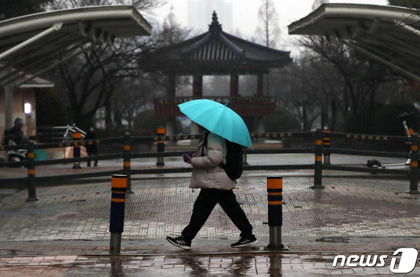 겨울비가 내리는 한 거리에서 우산을 쓴 한 학생이 발걸음을 옮기고 있다. /뉴스1 ⓒ News1 윤일지 기자