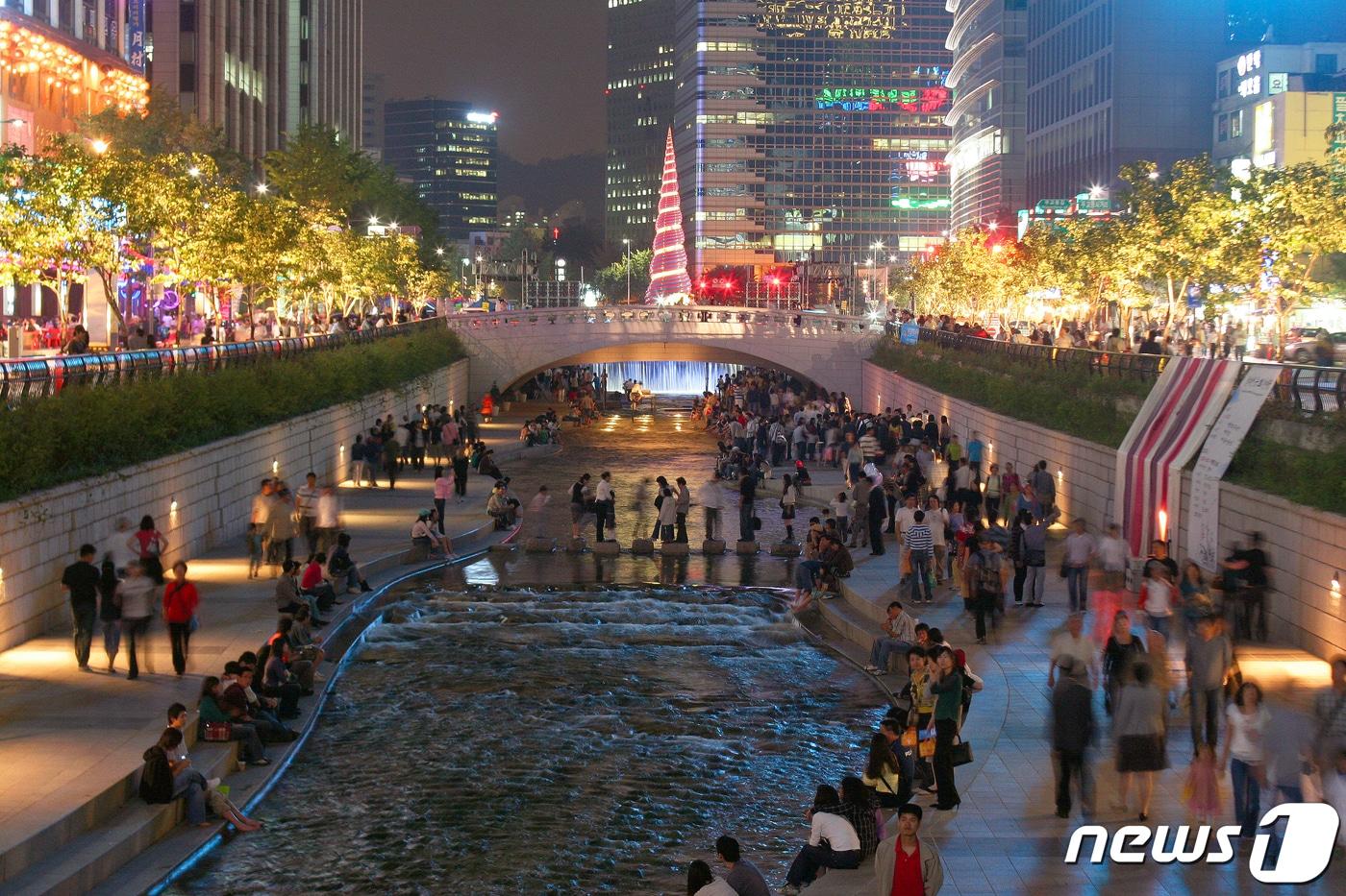 서울시설공단은 지난해 청계천에서 가장 많은 드라마·영화 촬영이 이뤄졌다고 밝혔다. 사진은 저녁시간대 청계천의 모습.&#40;서울시설공단 제공&#41; 