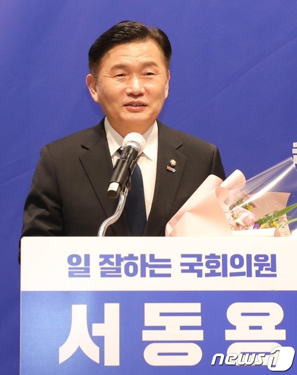 서동용 더불어민주당 의원이 18일 전남 광양시 광양읍 MG새마을금고에서 22대 총선 전남 순천·광양·곡성·구례을 재선 출마 선언을 하고 있다.&#40;서동용 의원실 제공&#41;2024.1.18/뉴스1