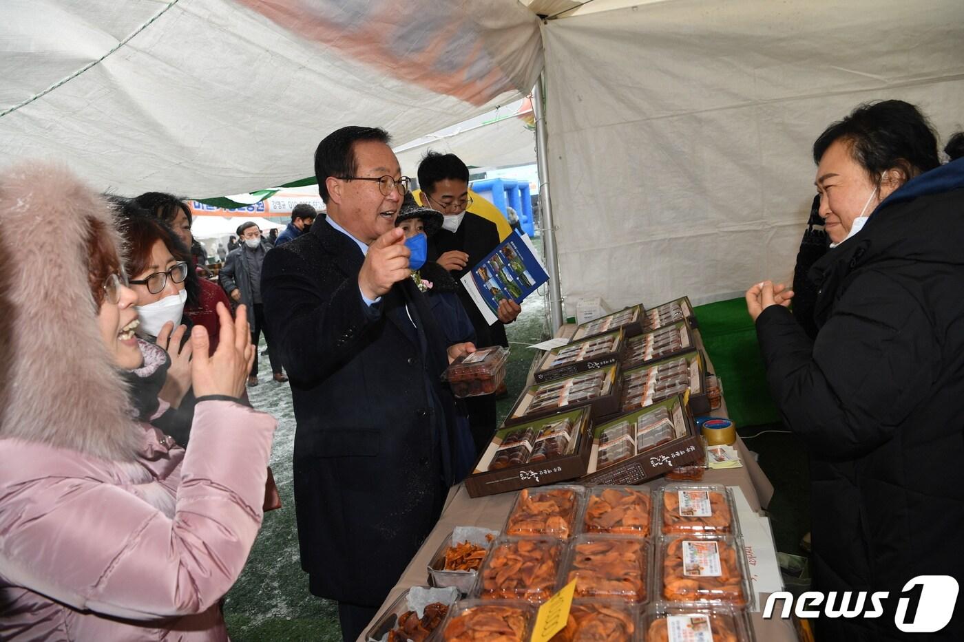 전북 완주군은 20일부터 2월8일까지 고산면 미소시장 일원에서 &#39;완주 곶감&#39; 직거래 장터를 연다고 19일 밝혔다.&#40;완주군 제공&#41;2024.1.19/뉴스1