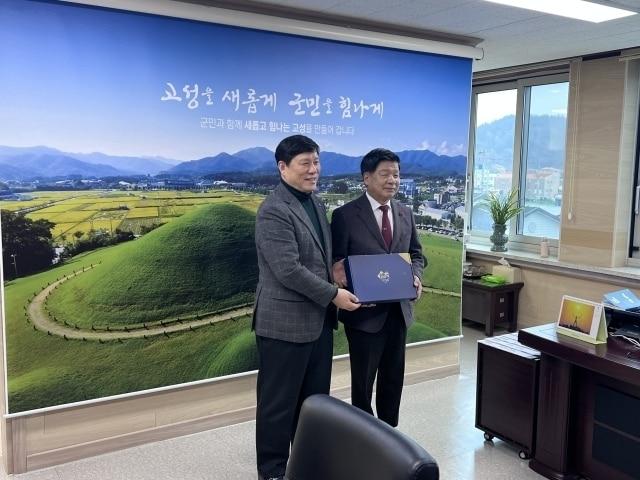  허구연 총재&#40;왼쪽&#41;와 이상근 고성군수. &#40;KBO 제공&#41;