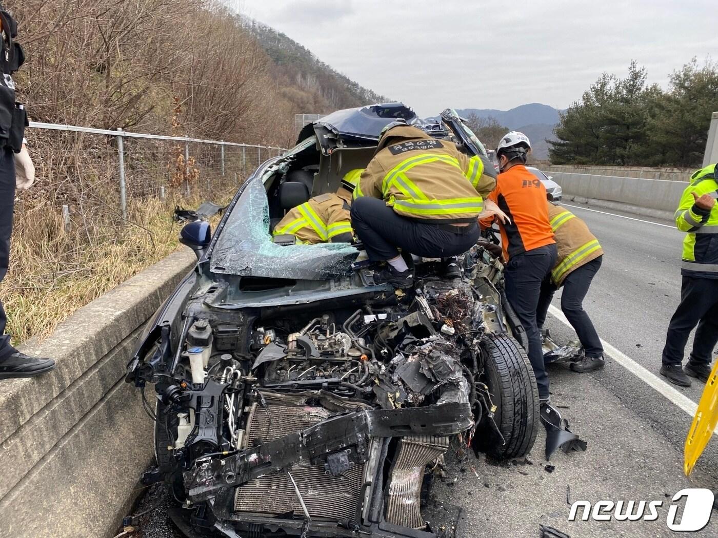 19일 오전 9시29분쯤 충북 괴산군 장연면 중부내륙고속도로 창원 방향 괴산IC 인근에서 A씨&#40;52&#41;가 몰던 SUV가 차량 결함으로 1차로에 멈춰서있던 2.5톤 화물차를 들이받았다.&#40;충주소방서 제공&#41;.2024.1.19./뉴스1