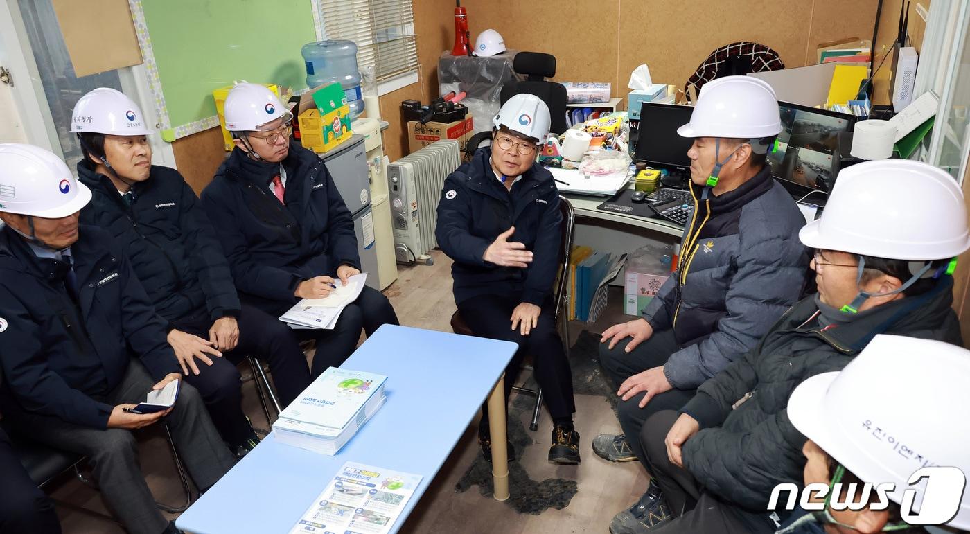 이정식 고용노동부 장관이 지난 1월 강원도 강릉시 숙박시설 신축공사 현장을 방문하여 추락사고 예방 및 동절기 안전조치 이행 상황을 점검한 뒤 관계자들의 이야기를 청취 하며 안전한 현장을 당부하고 있다.&#40;고용노동부 제공&#41;2024.1.19/뉴스1 ⓒ News1 포토공용 기자