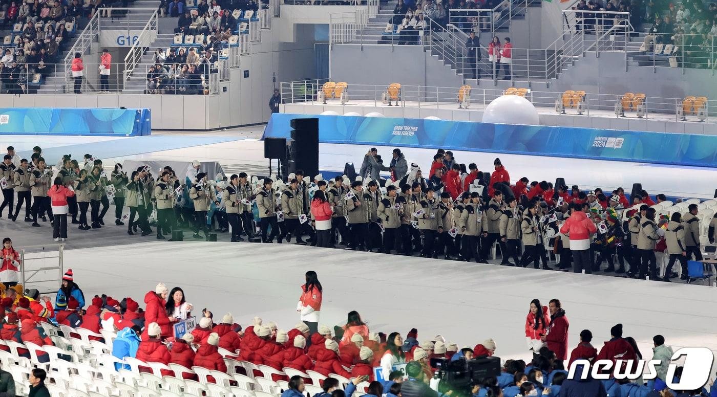 19일 오후 강원도 강릉 스피드스케이팅 경기장&#40;강릉 OVAL&#41;에서 열린 2024 강원동계청소년올림픽 개회식에서 대한민국 선수들이 입장하고 있다. 이번 ‘강원동계청소년올림픽’은 ‘우리 빛나자&#40;Let Us Shine&#41;’를 주제로 열리는 개회식을 시작으로 2월 1일까지 강원도 강릉과 평창, 정선, 횡성 등 4개 시·군에서 열리며 80여 개국 선수단 2,950여 명이 참여한다. 2024.1.19/뉴스1 ⓒ News1 김진환 기자