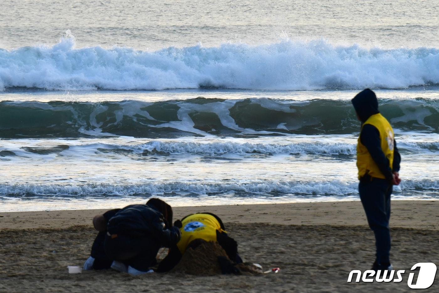 경북 포항시 북구 영일대해수욕장으로 너울성 파도가 밀려들고 있다. ⓒ News1 최창호 기자