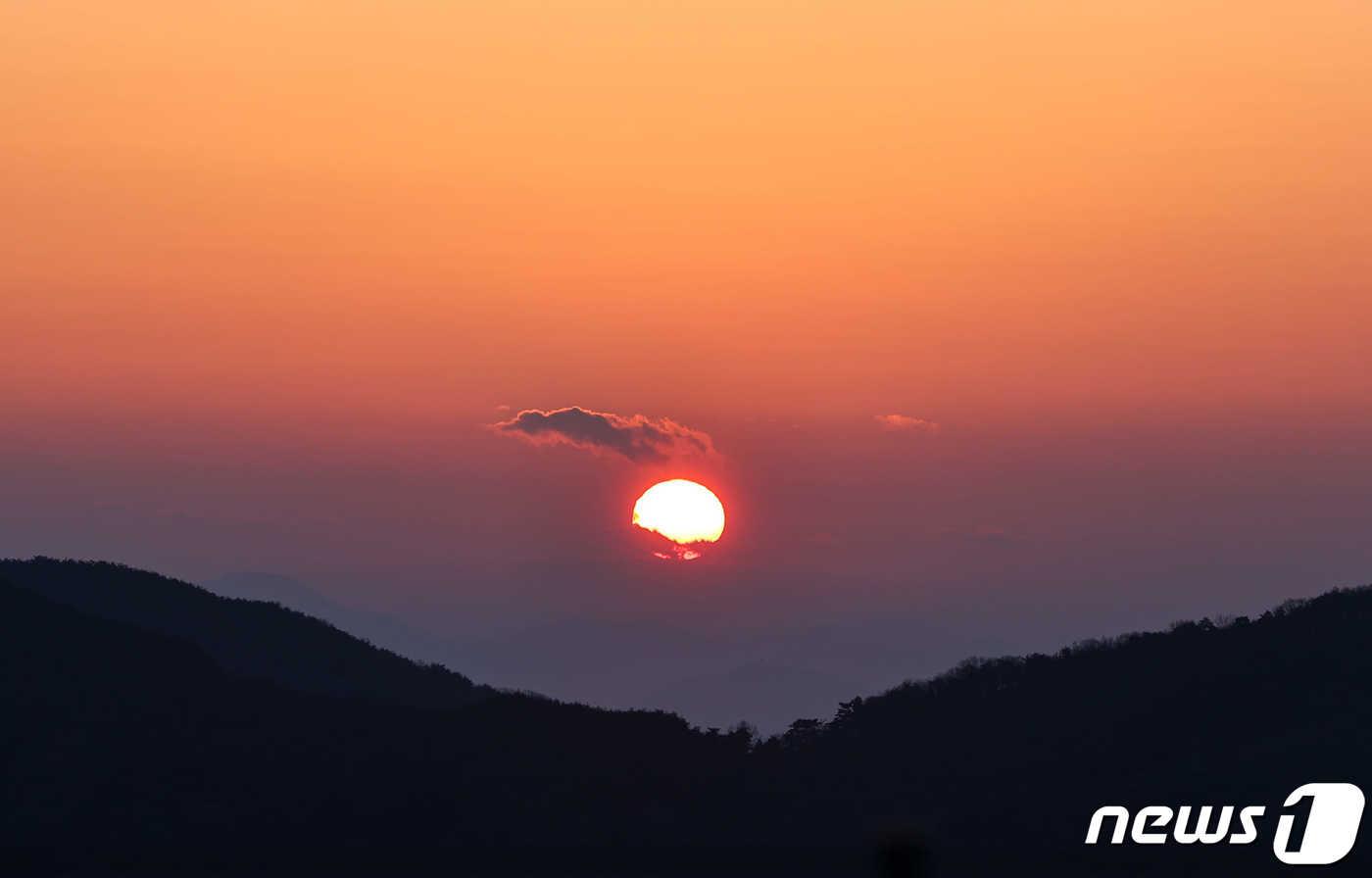 가야산역사신화공원 상아덤 마당에서 열린 갑진년 새해 해맞이 행사에서 찬란한 새해 일출이 장관을 이루고 있다. &#40;성주군 제공&#41; 2024.1.2/뉴스1 ⓒ News1 정우용 기자