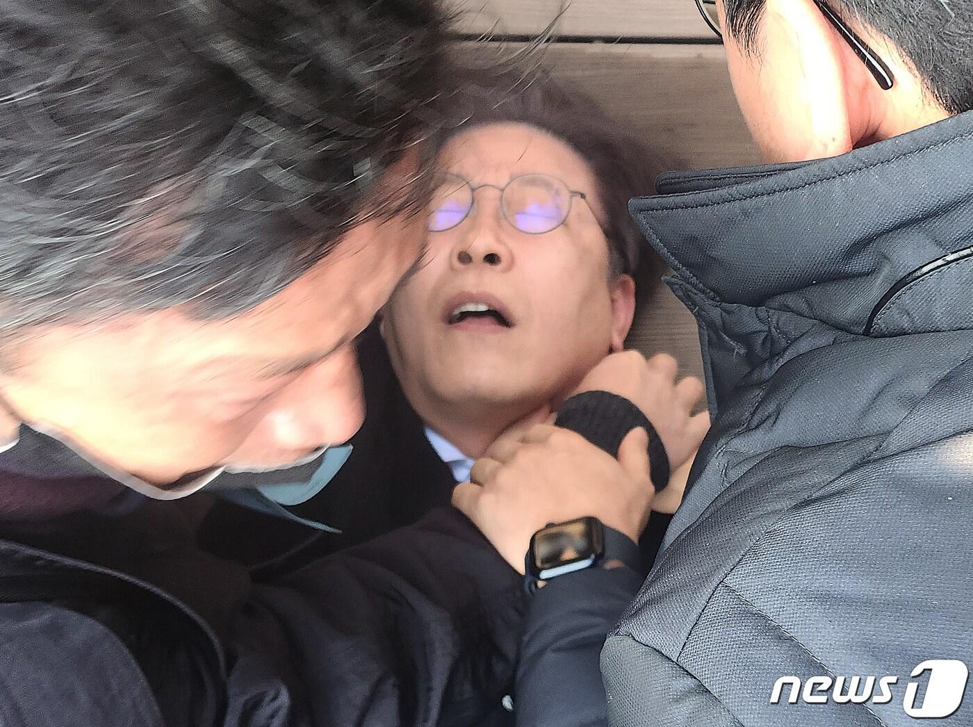 이재명 더불어민주당 대표가 2일 오전 부산 가덕도에서 신원미상인에게 피습된 뒤 쓰러져 있다. 2024.1.2/뉴스1 ⓒ News1 한병찬 기자