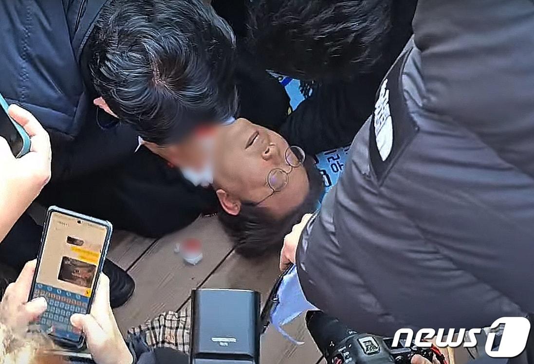 이재명 더불어민주당 대표가 2일 오전 부산 가덕도에서 신원미상인에게 습격을 당한 뒤 쓰러져 있다. &#40;유튜브 정일영 TV 캡처&#41; 2024.1.2/뉴스1