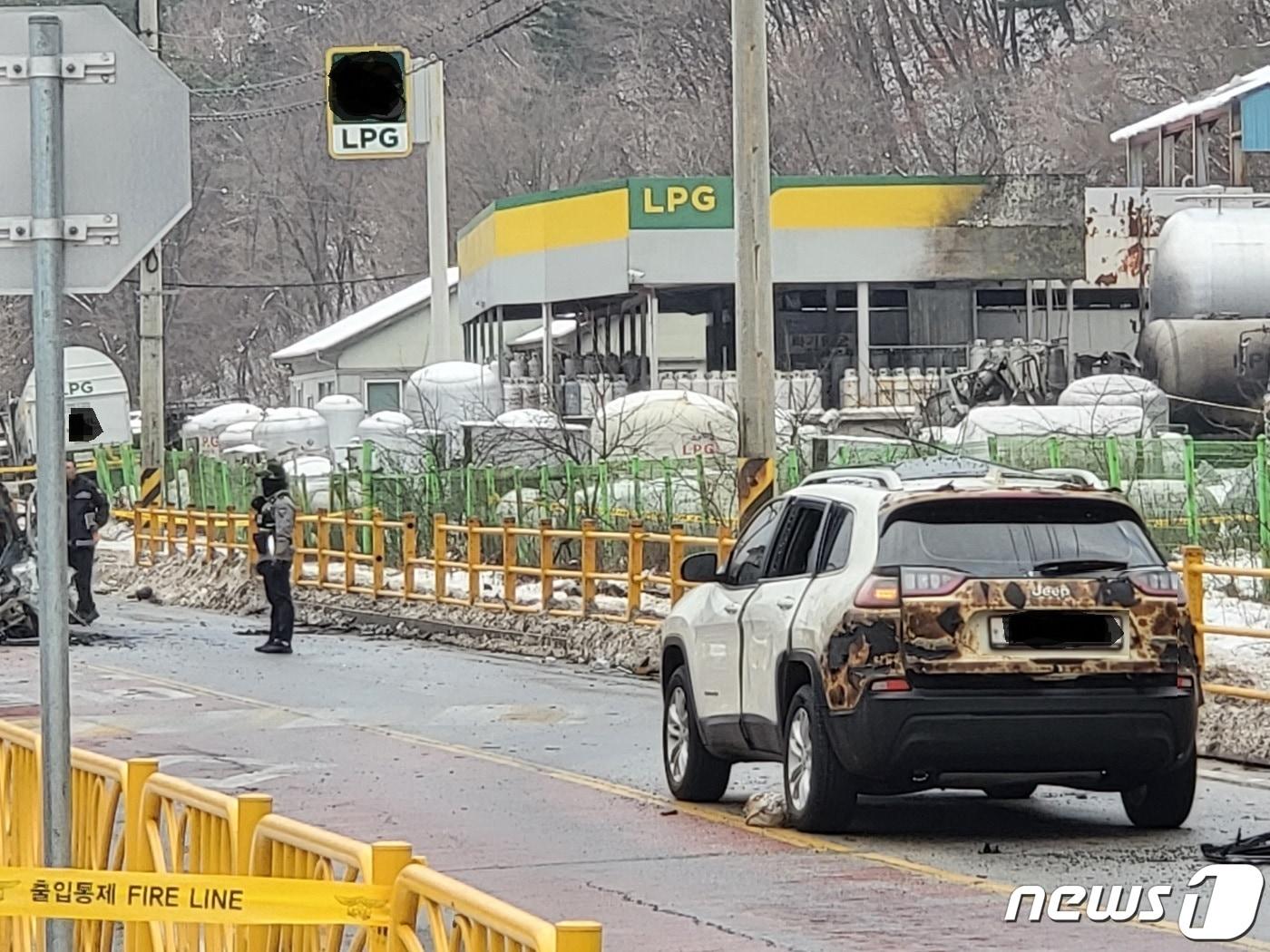 2일 폭발 화재가 발생한 강원도 평창군 용평면 장평리의 가스충전소에 일대가 통제되고 있다. 2024.1.2/뉴스1 ⓒ News1 신관호 기자