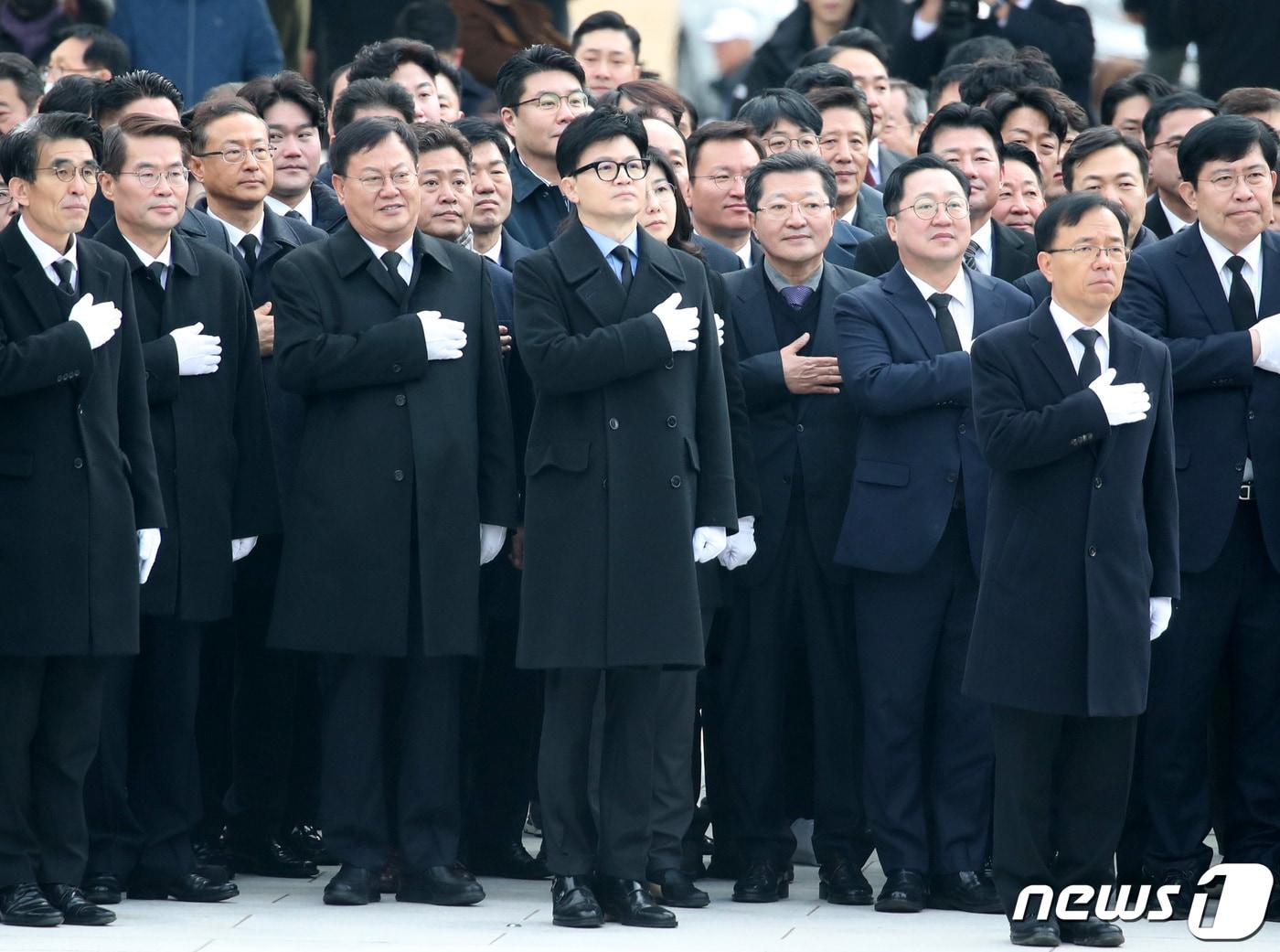 한동훈 국민의힘 비상대책위원장이 2일 오전 대전 유성구 국립대전현충원에서 국기에 대한 경례를 하고 있다. 2024.1.2/뉴스1 ⓒ News1 김기태 기자