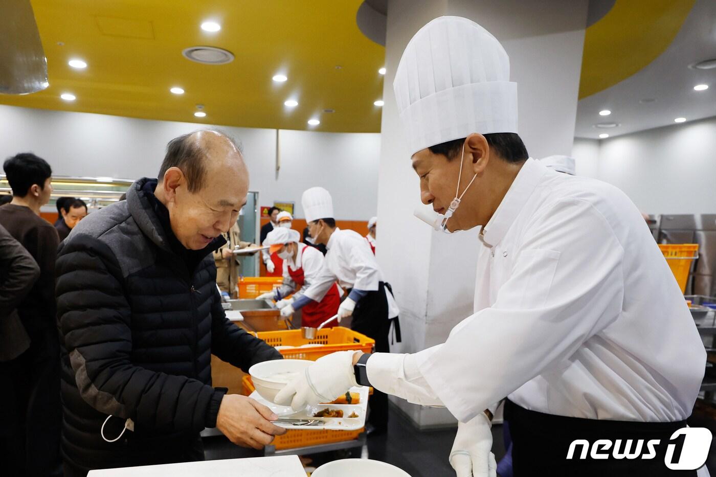 오세훈 서울시장이 2일 서울시청 구내식당에서 갑진년 새해를 맞아 직원들에게 떡국 배식을 하고 있다. &#40;공동취재&#41; 2024.1.2/뉴스1 ⓒ News1 유승관 기자