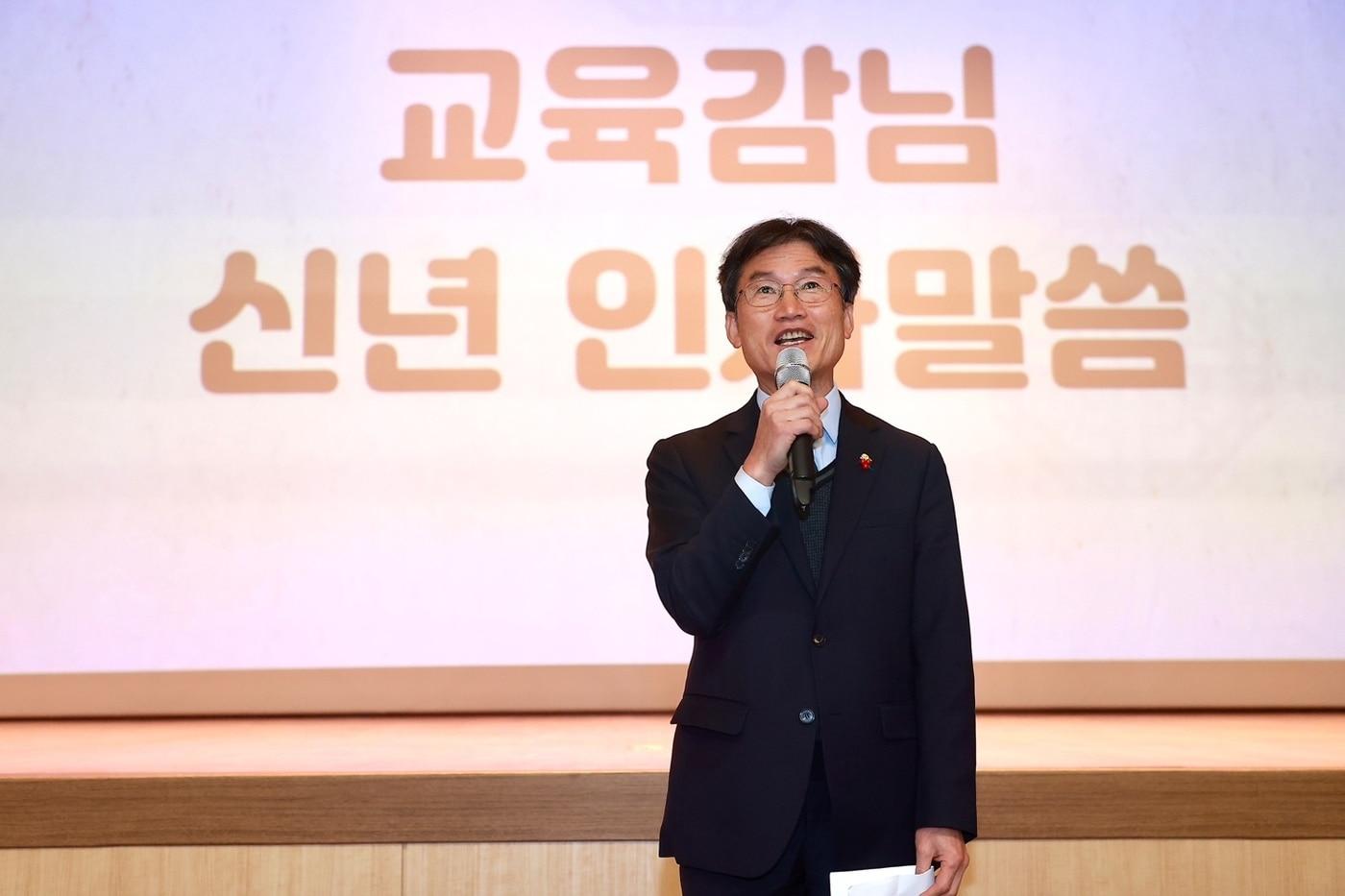 천창수 울산교육감이 2일 교육청 대강당에서 열린 2024년 시무식에서 인사말을 하고 있다.&#40;울산시교육청 제공&#41;