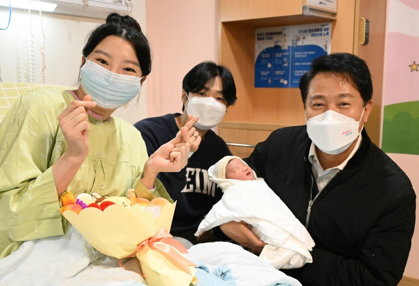 오세훈 서울시장이 2일 오후 강북삼성병원 산부인과 병실을 찾아 &#39;갑진년 첫둥이&#39;를 안고 산모 및 배우자와 함께 기념촬영을 하고 있다. &#40;서울시 제공&#41;