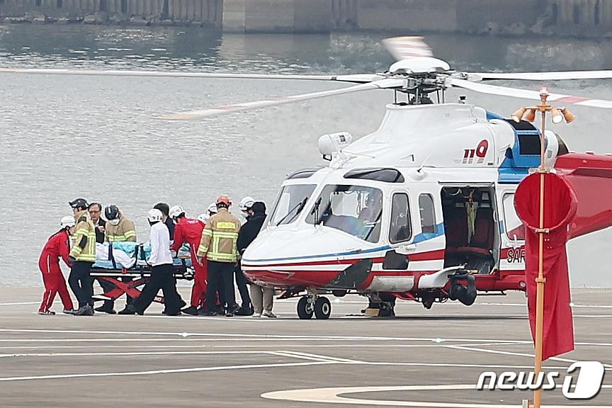 부산에서 신원 미상 남성에게 피습을 당한 이재명 더불어민주당 대표가 2일 오후 서울 동작구 노들섬에 헬기를 통해 도착해 서울대병원으로 이송되고 있다. 2024.1.2./뉴스1 ⓒ News1 민경석 기자