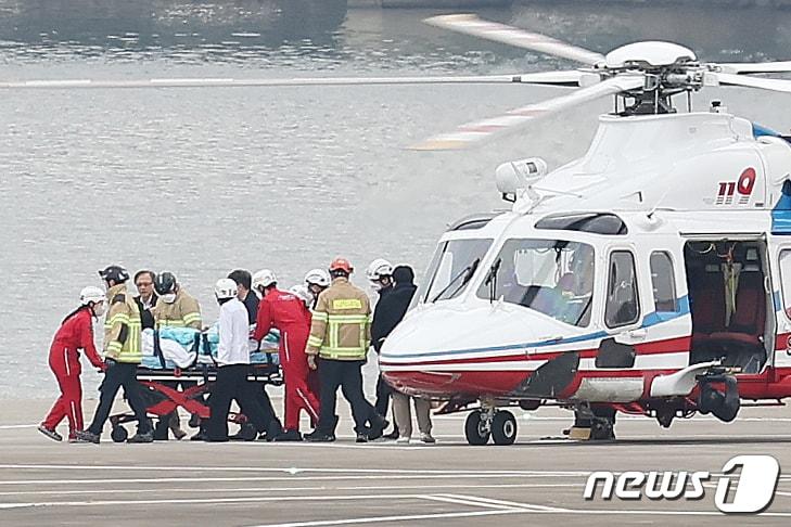 이재명 더불어민주당 대표가 2일 오후 서울 동작구 노들섬에 헬기를 통해 도착해 서울대병원으로 이송되고 있다. 뉴스1 ⓒ News1 민경석 기자