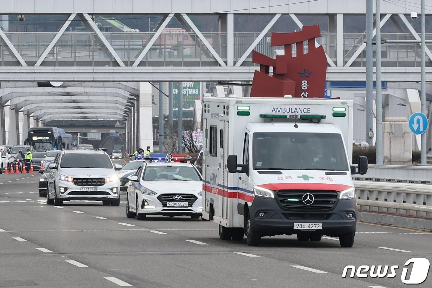 구급차가 환자를 이송하는 모습. ⓒ News1 민경석 기자