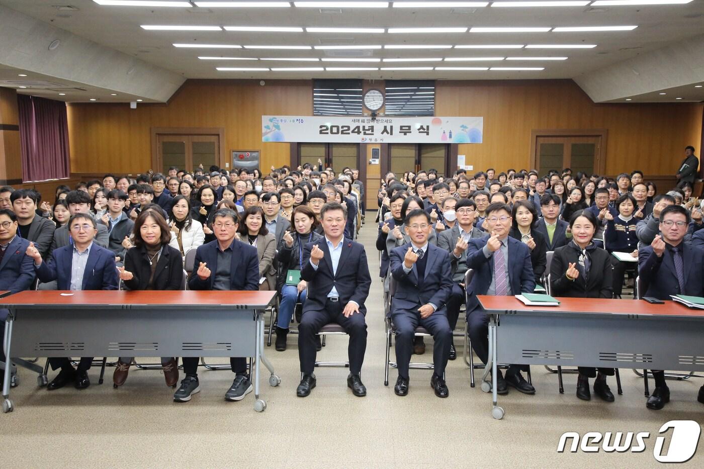  전북 정읍시가 2일 시청 대회의실에서 2024년 갑진년&#40;甲辰年&#41; 시무식을 열고 청룡의 해의 희망찬 시작을 알렸다.&#40;정읍시 제공&#41;2024.1.2/뉴스1