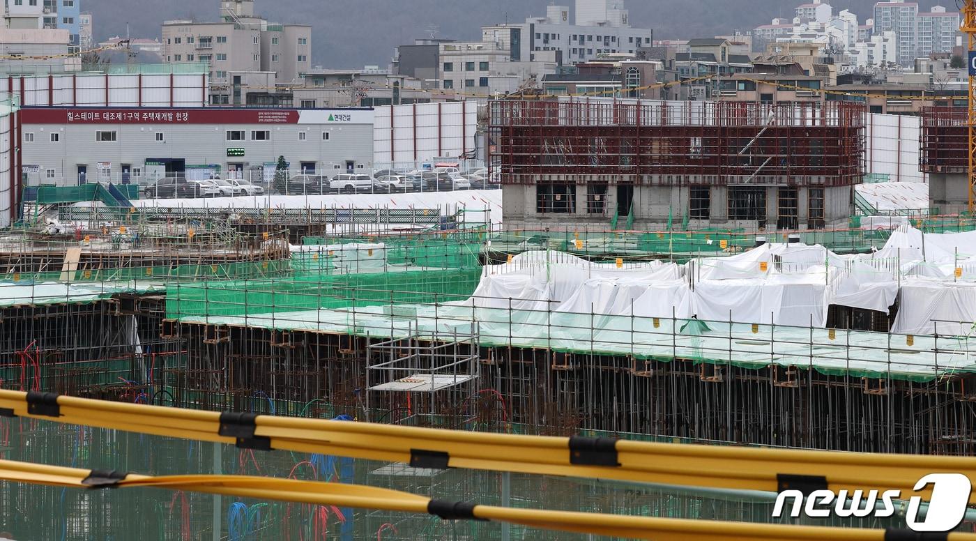 새해 첫날 서울 은평구 재개발 최대어인 대조1구역 재개발 사업의 공사가 전면 중단됐다. 시공사인 현대건설이 지난해 10월 착공 이후 공사비 약 1800억원을 돌려 받지 못했다며 예고한대로 공정을 멈춘 것이다. 사진은 이날 오후 공사비 미지급으로 공사가 중단된 서울 은평구 대조동 대조1구역 주택재개발 현장 모습. 2024.1.2/뉴스1 ⓒ News1 김진환 기자