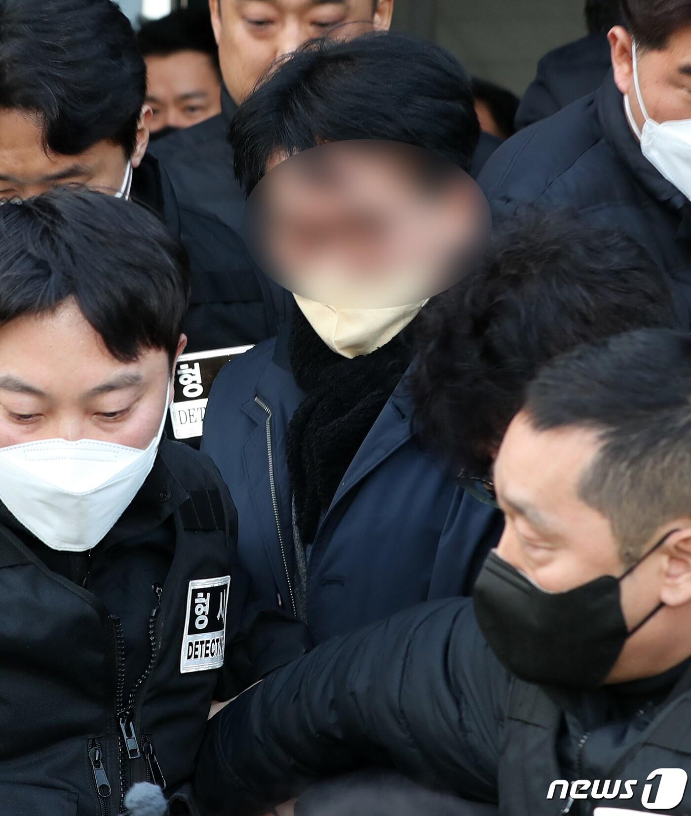 이재명 더불어민주당 대표를 흉기로 공격한 피의자가 2일 오후 부산강서경찰서에서 부산경찰청으로 이송되고 있다. 2024.1.2/뉴스1 ⓒ News1 윤일지 기자