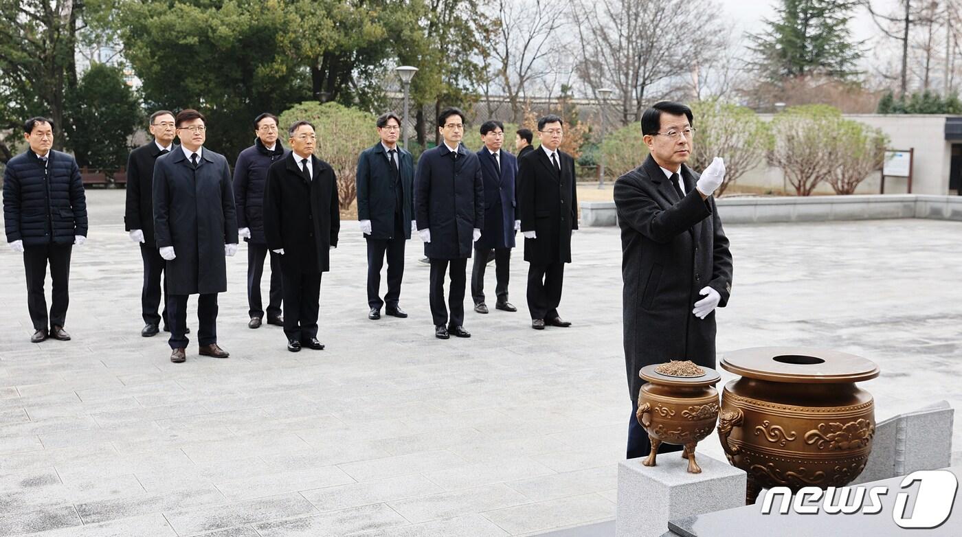 양동구 광주지방국세청장과 간부들이 2일 오전 광주공원 현충탑과 4·19혁명 기념탑을 찾아 참배했다. ⓒ News1