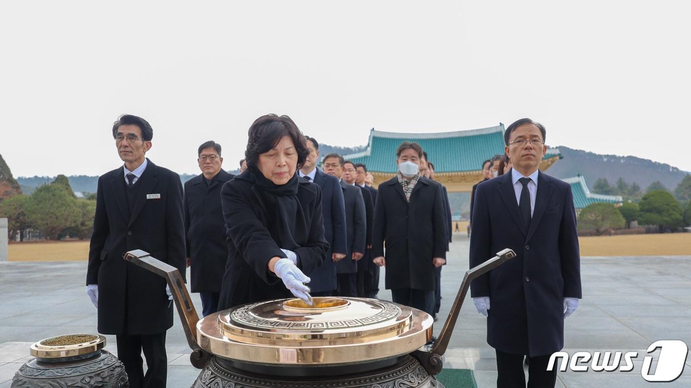 강정애 국가보훈부 장관이 국가보훈부 국장급 고위직공무원과 함께 2일 오후 대전 유성구 국립대전현충원을 참배, 분향하고 있다. &#40;국가보훈부 제공&#41; 2024.1.2/뉴스1