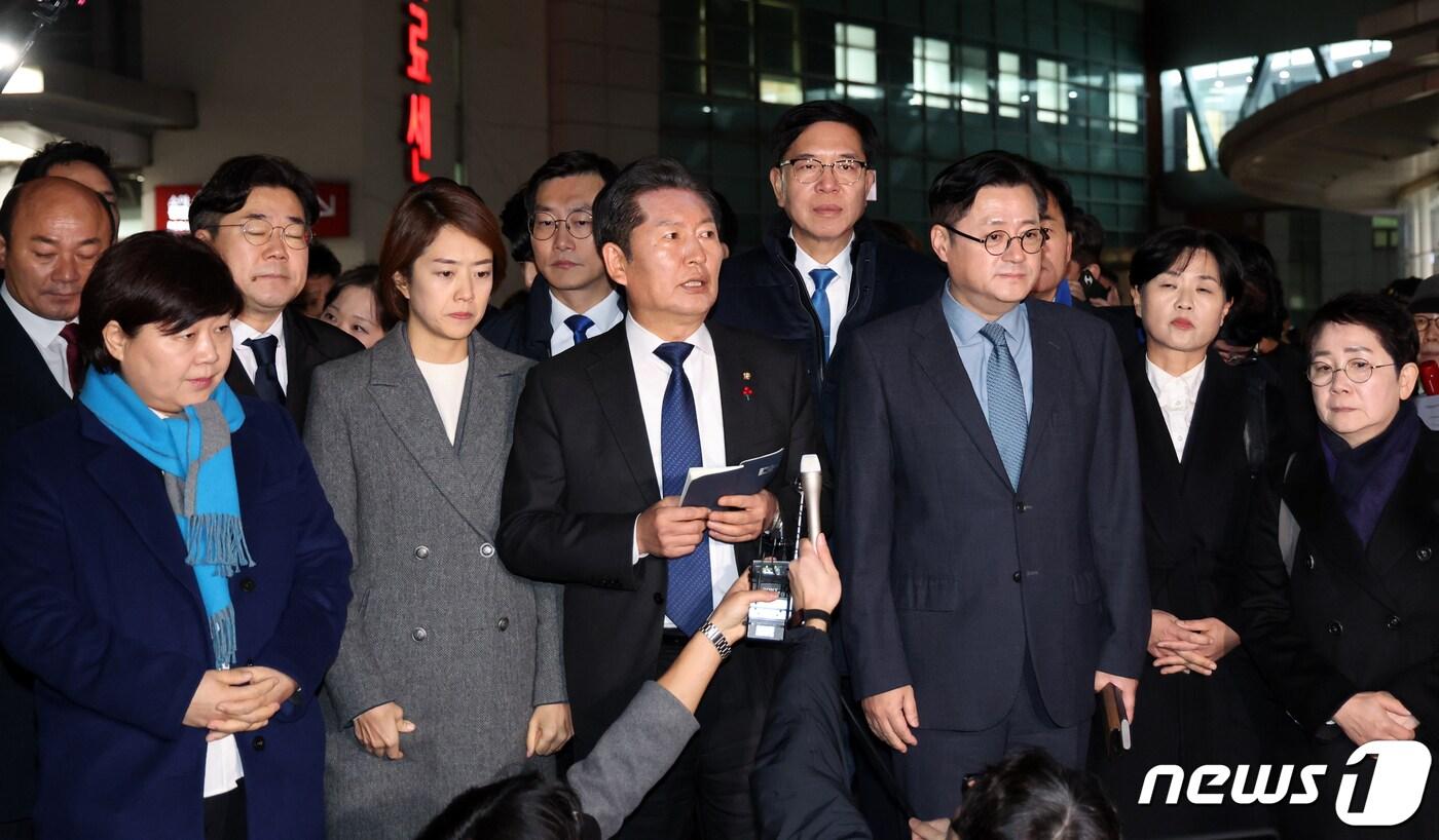 홍익표 더불어민주당 원내대표, 정청래 최고위원 등이 2일 오후 서울 종로구 서울대병원 응급의료센터 앞에서 이재명 당대표 정치적 테러에 대한 긴급 최고위원회의 입장 발표를 하고 있다. 2024.1.2/뉴스1 ⓒ News1 김명섭 기자