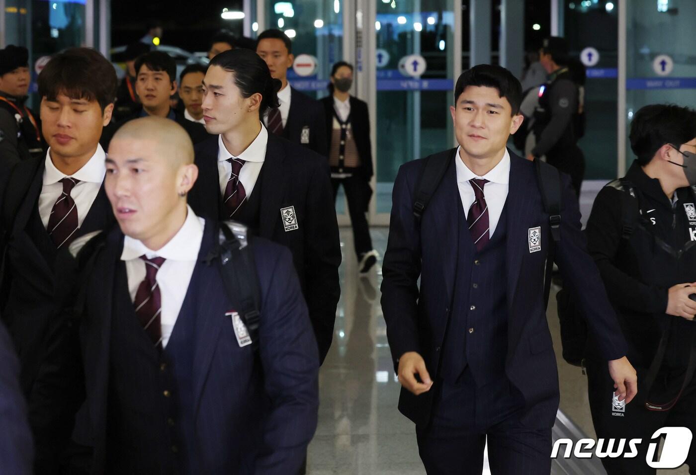 대한민국 축구 국가대표팀 김민재를 비롯한 선수들이 2일 오후 인천국제공항에서 아시아축구연맹&#40;AFC&#41; 카타르 아시안컵을 앞두고 전지훈련지인 아랍에미리트&#40;UAE&#41; 아부다비로 출국하고 있다. 위르겐 클린스만 감독이 이끄는 대표팀은 오는 15일 E조 조별리그 첫 경기인 바레인전을 시작으로 20일 요르단, 25일 말레이시아와 경기를 치른다. 2024.1.2/뉴스1 ⓒ News1 김민지 기자