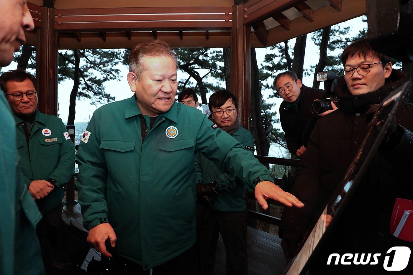 이상민 행정안전부 장관이 강원특별자치도 강릉시 강릉항 죽도봉을 찾아 지진해일 긴급대피로를 점검하고 있다. &#40;행정안전부 제공&#41; 2024.1.20/뉴스1 ⓒ News1 김명섭 기자