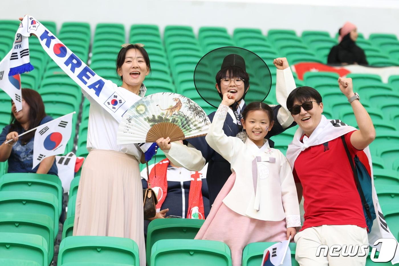 대한민국 축구팬들이 20일&#40;현지시간&#41; 카타르 도하 알투마마 스타디움에서 열린 2023 아시아축구연맹&#40;AFC&#41; 카타르 아시안컵 조별리그 E조 조별리그 2차전 요르단과 대한민국의 경기에 앞서 열띤 응원을 하고 있다. 2024.1.20/뉴스1 ⓒ News1 김성진 기자