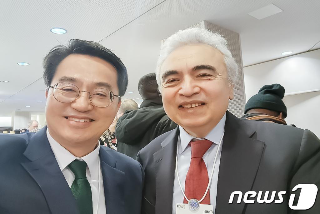 김동연 경기도지사가 현지시각 17일 스위스 다보스 콩그레스 센터&#40;Davos Congress Center&#41;에서 파티 비롤&#40;Fatih Birol&#41; 국제에너지기구&#40;IEA&#41; 사무총장을 만나 “국제에너지기구와 경기도의 긴밀한 협력을 기대한다”고 밝혔다.&#40;경기도 제공&#41;