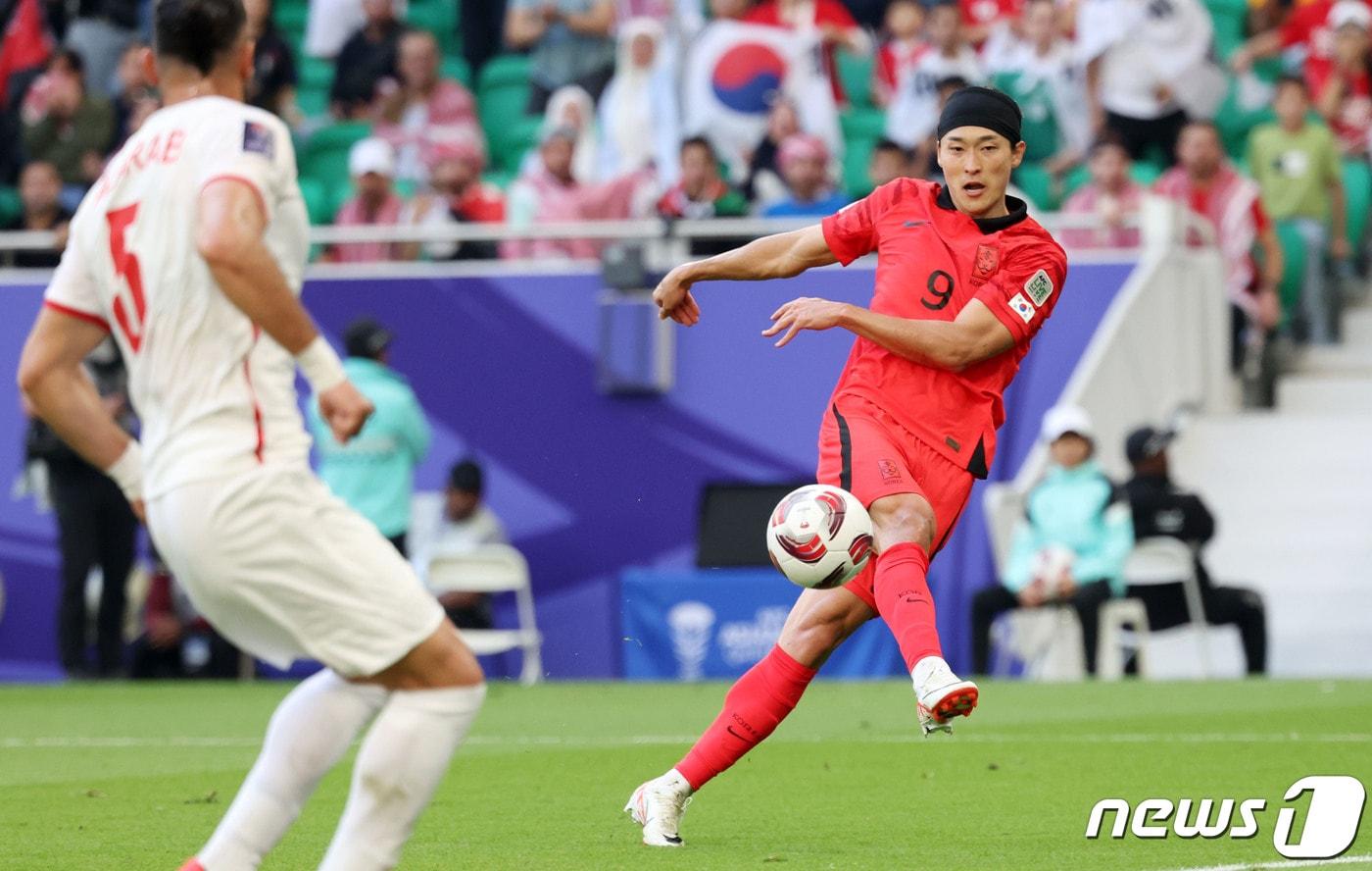 대한민국 축구대표팀 조규성이 20일&#40;현지시간&#41; 카타르 도하 알투마마 스타디움에서 열린 2023 아시아축구연맹&#40;AFC&#41; 카타르 아시안컵 조별리그 E조 조별리그 2차전 요르단과 대한민국의 경기에서 리바운드 슈팅을 때리고 있다. 2024.1.20/뉴스1 ⓒ News1 김성진 기자