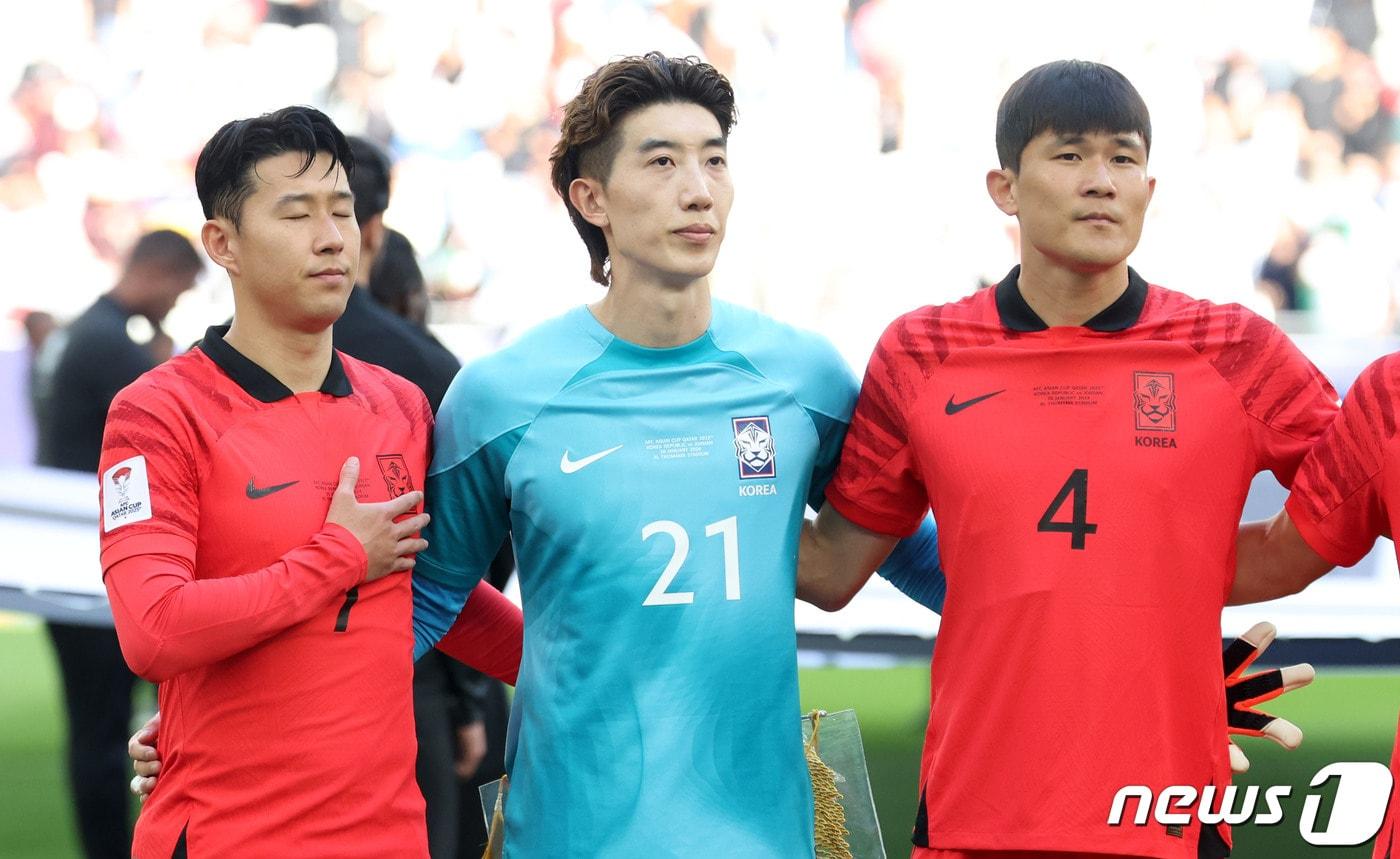 대한민국 축구대표팀 손흥민&#40;왼쪽부터&#41;, 조현우, 김민재가 20일&#40;현지시간&#41; 카타르 도하 알투마마 스타디움에서 열린 2023 아시아축구연맹&#40;AFC&#41; 카타르 아시안컵 조별리그 E조 조별리그 2차전 요르단과 대한민국의 경기에서 국민의례를 하고 있다. 2024.1.20/뉴스1 ⓒ News1 김성진 기자