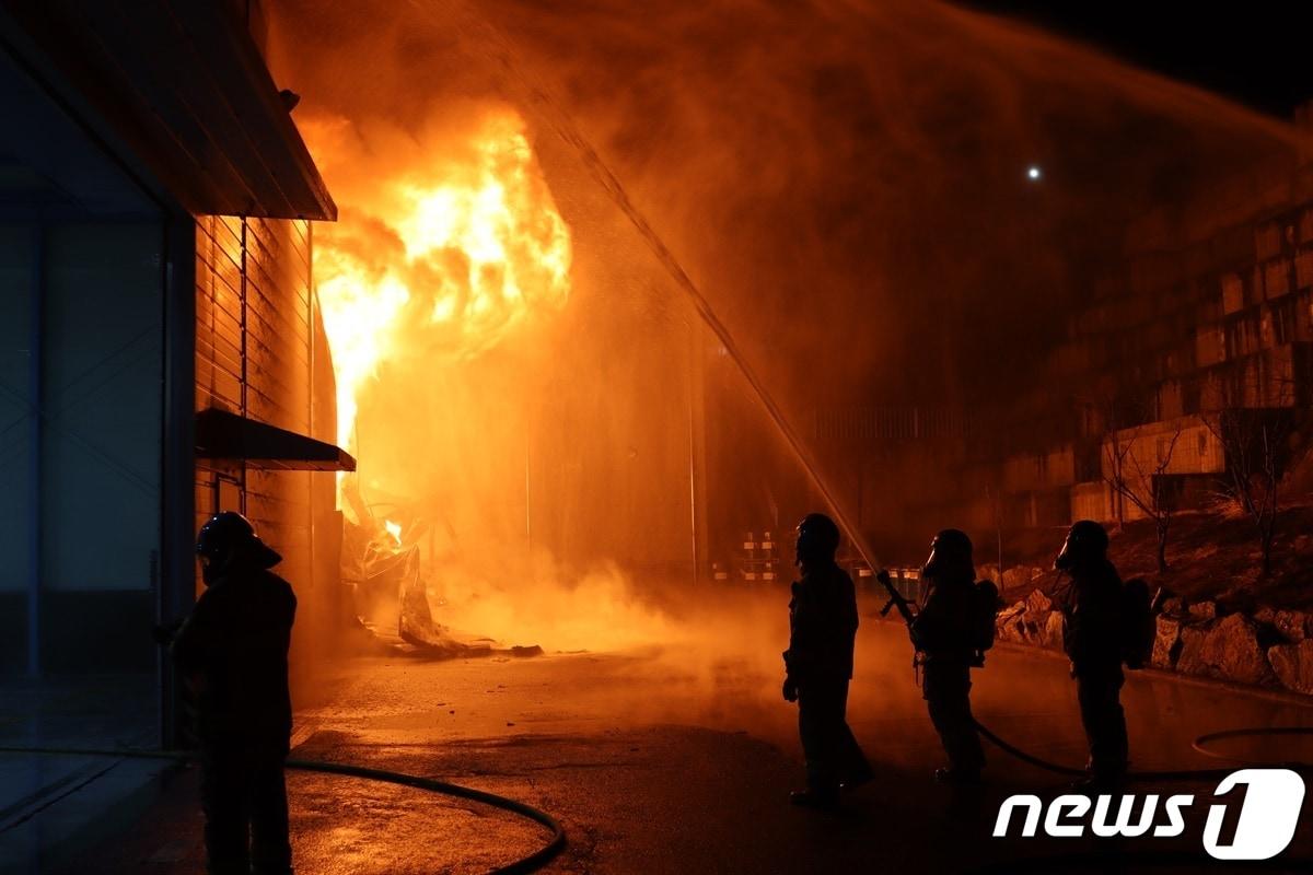 경기도소방재난본부는 1년중 화재가 가장 빈번한 겨울철 공장 화재 예방을 위해 소규모 공장 밀집 지역 화재안전관리를 강화한다고 21일 밝혔다.&#40;경기도소방재난본부 제공&#41;