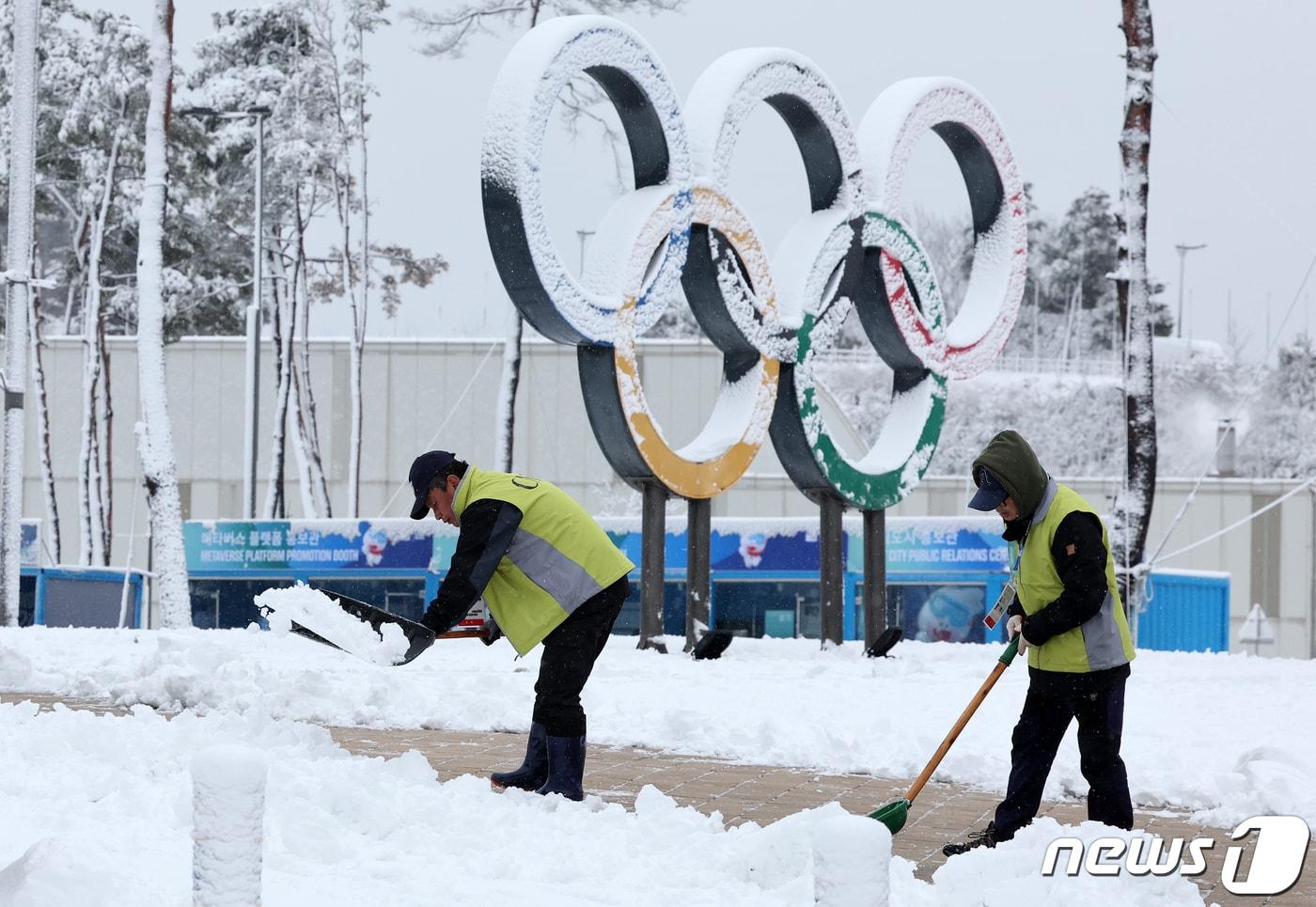 21일 오전 강원 강릉올림픽파크에서 2024 강원동계청소년올림픽 대회 관계자들이 제설작업을 하고 있다. 2024.1.21/뉴스1 ⓒ News1 김진환 기자