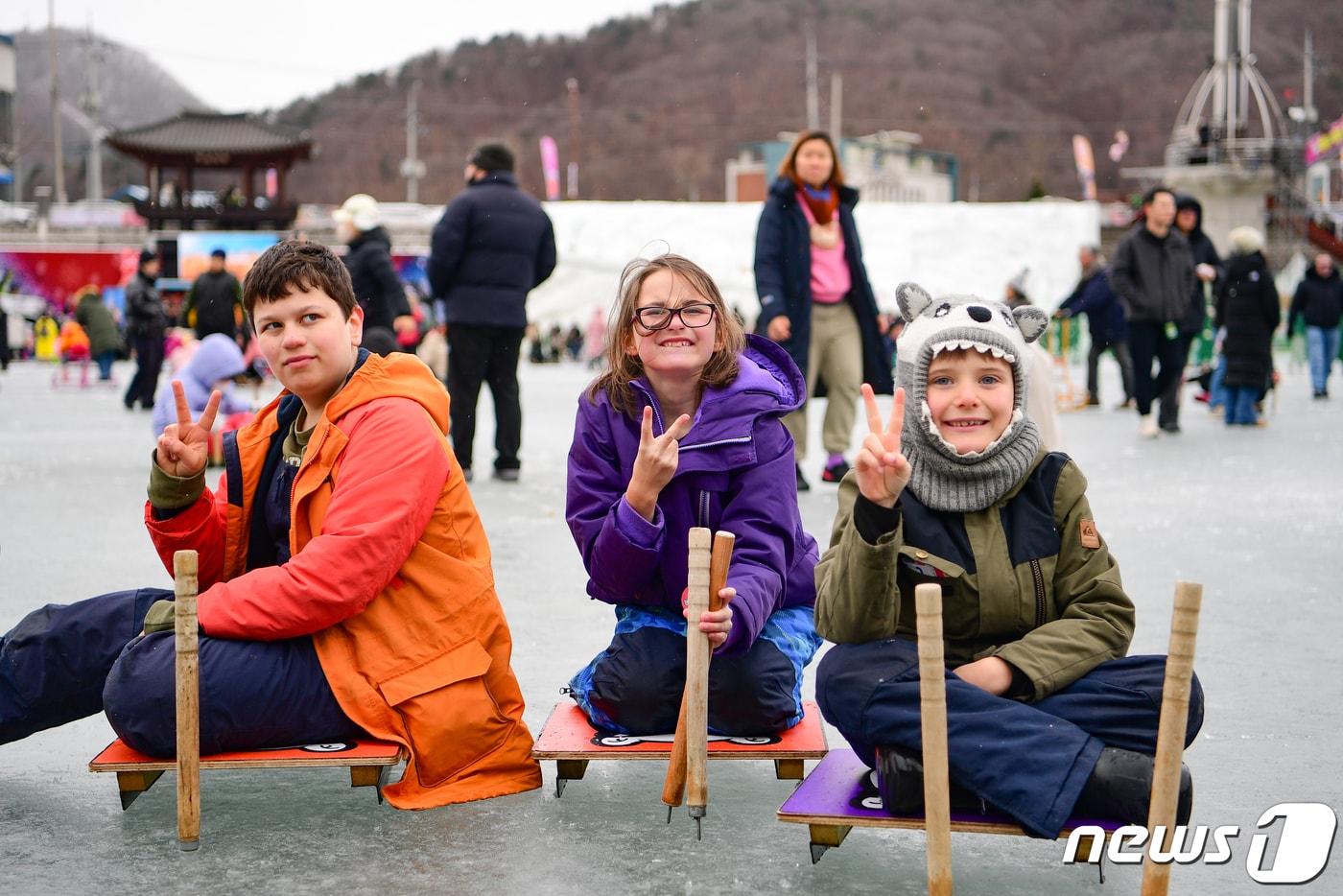 20일 ‘2024 화천산천어축제장’을 찾은 외국인 관광객들이 축제를 즐기고 있다.&#40;화천군 제공&#41; 2024.1.21/뉴스1 ⓒ News1  