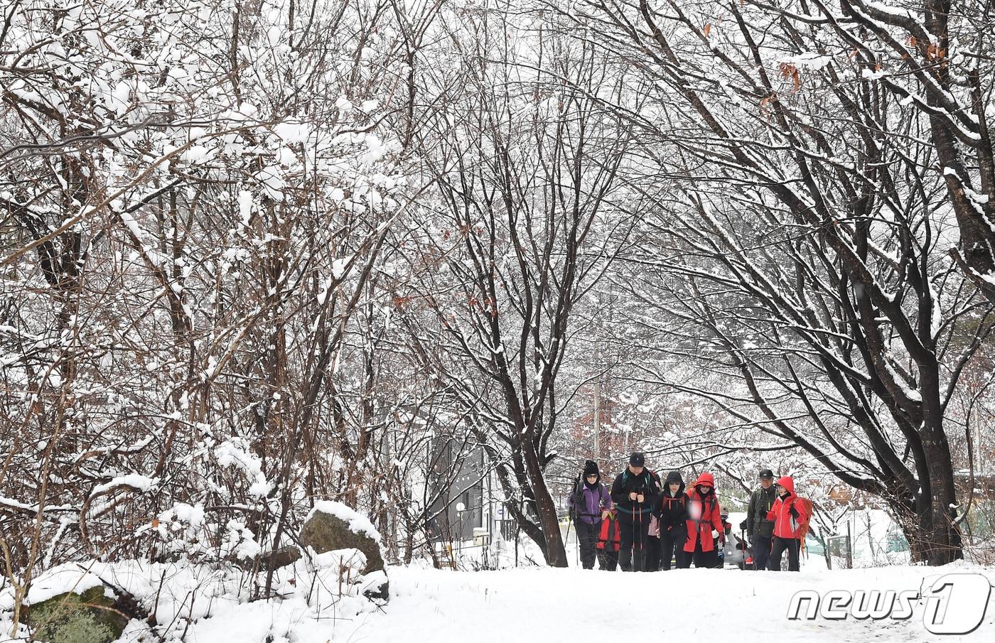  경남 거창군 남덕유산에 등산객의 발길이 이어지고 있다. &#40;거창군 제공&#41; 2024.1.21/뉴스1