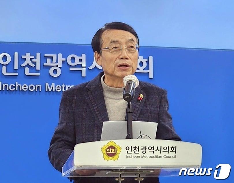 허식 인천시의회 의장&#40;66&#41;이 21일 오후 2시 인천시의회 본관 2층 의장접견실에서 &#39;5.18민주화운동 폄훼 유인물&#40;기사&#41; 배포&#39; 관련 입장 발표 기자회견을 열고 &#34;박근혜 대통령에 이어 금세 후회할 불행한 제2의 탄핵사태가 될 것＂이라고 주장했다. 2024.1.21/뉴스1 ⓒ News1 박아론 기자