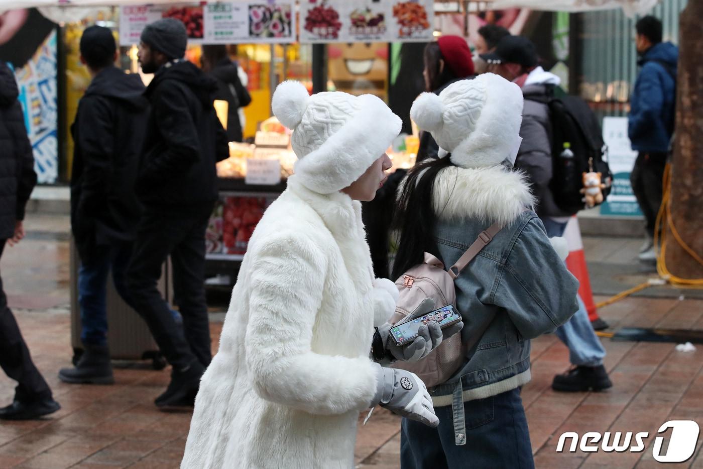 절기상 대한&#40;大寒&#41;인 지난 21일 오후 서울 중구 명동거리에서 외국인 관광객이 발걸음을 옮기고 있다. 2024.1.21/뉴스1 ⓒ News1 이승배 기자