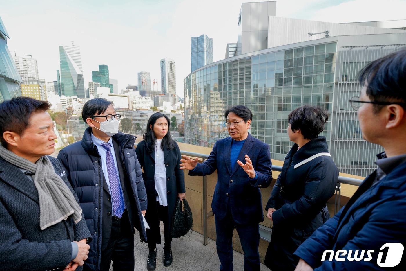 강기정 광주시장과 명진 시의원, 박주형 신세계 대표이사 등 광주시 도시정책 현장시찰단이 19일 일본 도쿄 ‘롯폰기 힐스&#39;를 방문해 복합상업시설을 둘러보고 있다.&#40;광주시 제공&#41;2024.1.21/뉴스1